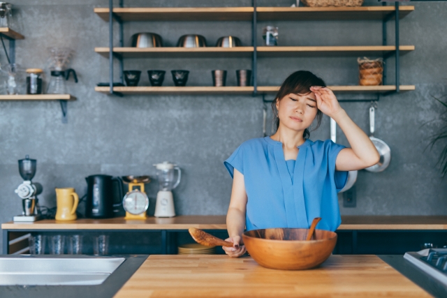 頭を抱えている女性の画像